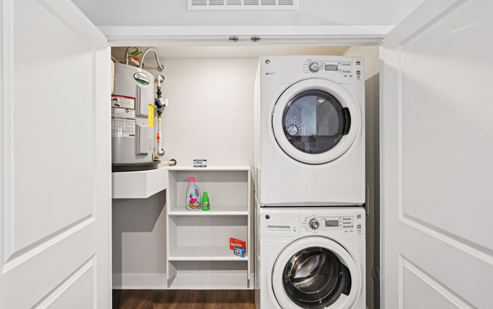 Kusama - 2 bedroom floorplan layout with 2 bathrooms and 985 square feet (Washer/Dryer, 2D)